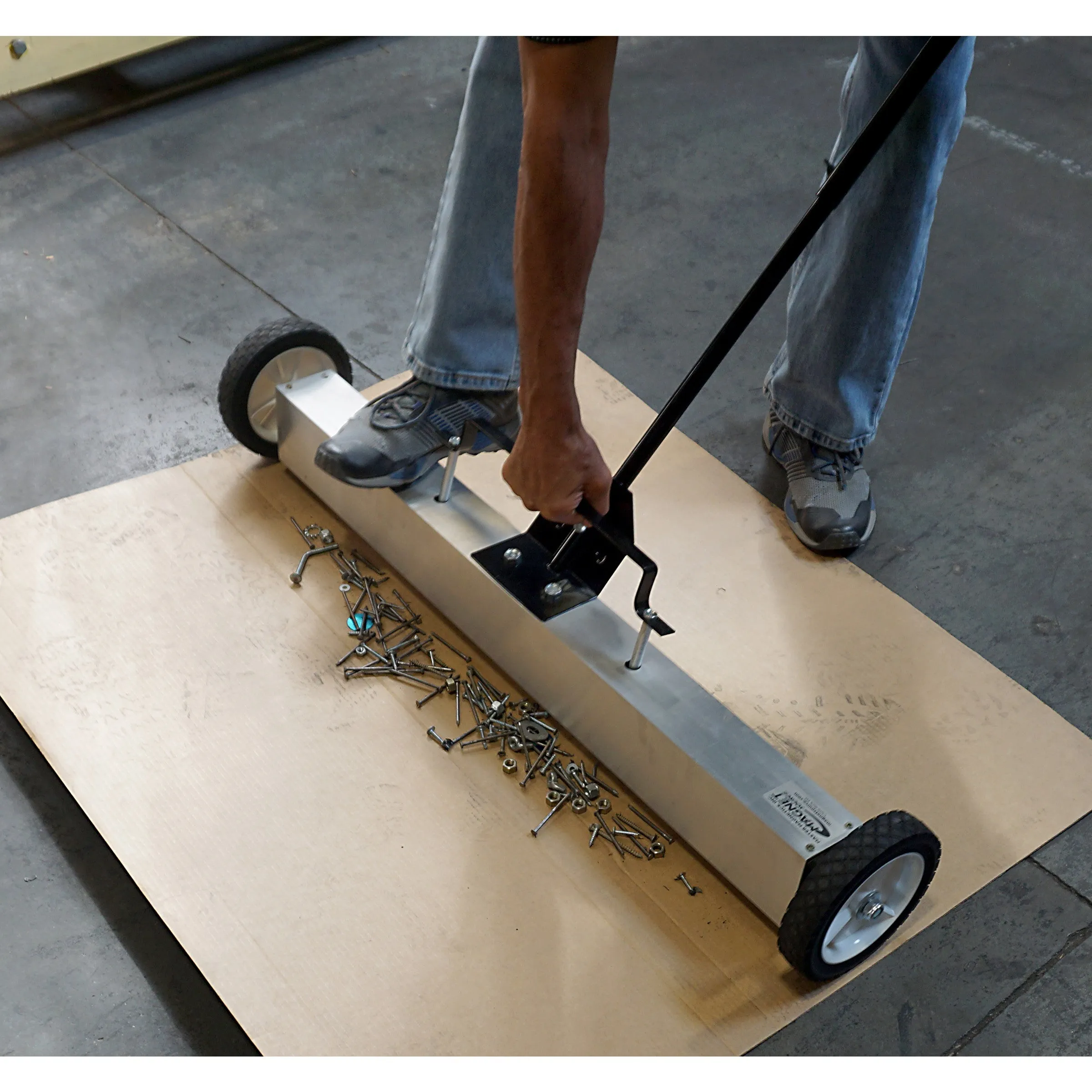 Magnetic Floor Sweeper with Quick Release