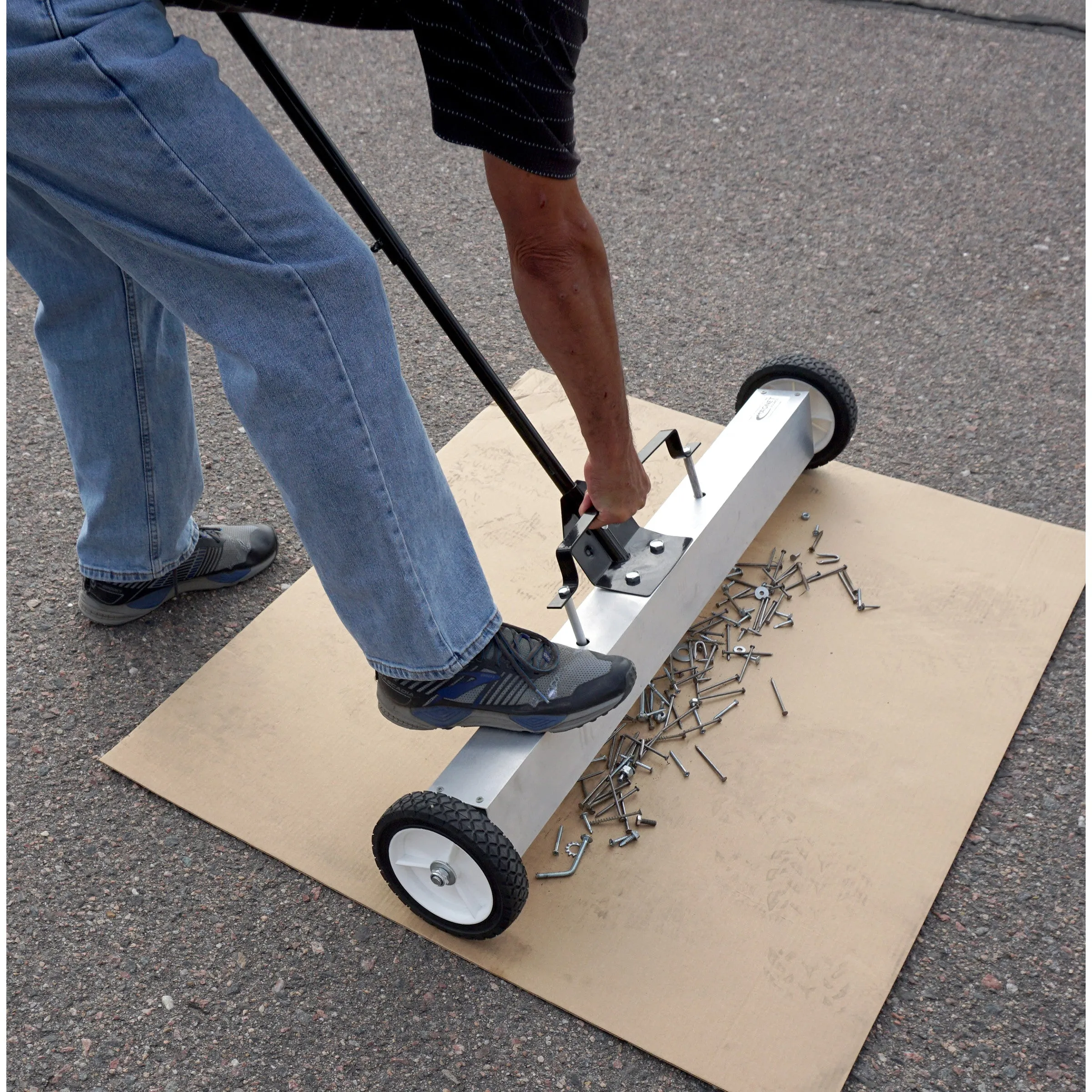 Magnetic Floor Sweeper with Quick Release